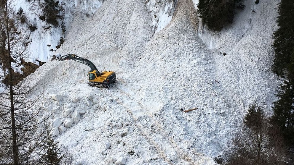 Première période marquante d’avalanches de neige mouillée et avalanches de glissement de l’hiver 2017/18, puis beaucoup de neige fraîche dans le sud