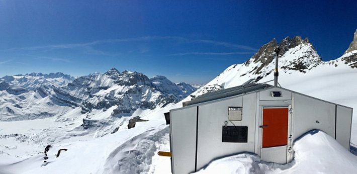 Le refuge des Dents du Midi (2884 m, Evionnaz, VS) et en arrière-plan de gauche à droite: Tour Sallière (3220 m), le Dôme (3137 m) et Haute Cime (3257 m; photo: J.-L. Lugon, 27.03.2017).