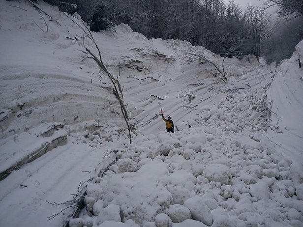 Photo 19: Opération de recherche après le déclenchement nocturne d’une grande avalanche de glissement sur le flanc sud du Pic Chaussy (Ormont-Dessus/VD). L’avalanche avait une longueur de près de 2 km. Par précaution, le cône de l'avalanche a été fouillé le lendemain matin par la police et des membres de la colonne de sauvetage. Personne n’avait été enseveli (photo: O. Favre, 29.12.2011).