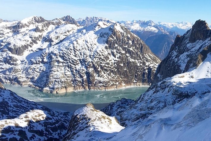 Un anticyclone stable a déterminé le temps sur tout l'espace alpin suisse. Le Bel Oiseau (2631 m) et les Perrons (2674 m) dans le lac d'Emosson (Valon de Barbarine, VS; Photo: J.-L. Lugon, 22.12.2016).