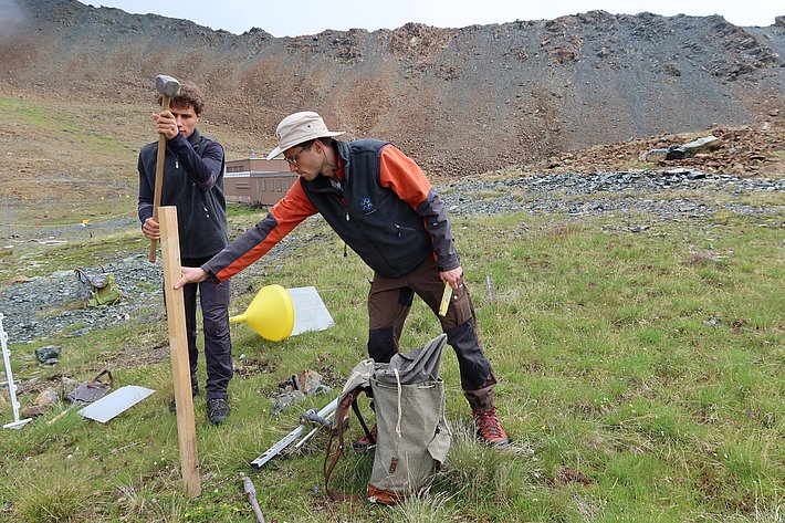 Another larger trap next to it requires heavy tools... (Photo: Jochen Bettzieche/SLF)