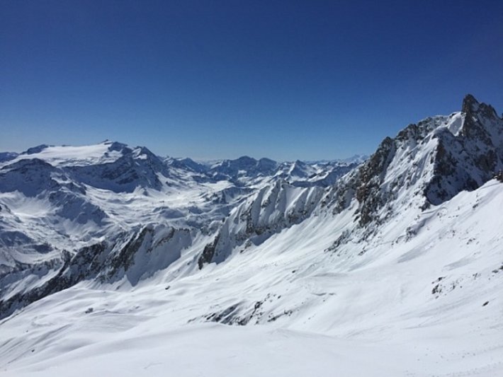 Der herrliche Blick von der Alpe di Pescora (Bedretto, TI) auf den 3272 m hohen Basòdino, Cevio, TI (links). An den Südosthängen des Pizzo Rotondo sind diverse ältere Schneebrettlawinen zu erkennen (Foto: T. Schneidt, 17.03.2017).