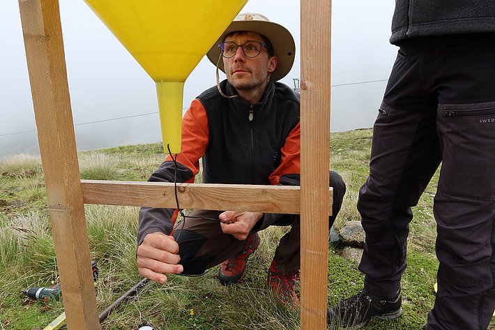 …and tie it in place. (Photo: Jochen Bettzieche/SLF)