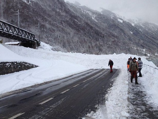 Abb. 19: Eine Lawine verschüttete am 06.12.2013 die Kantonsstrasse bei Oberried am Brienzersee (BE). Fahrzeuge oder Personen kamen nicht zu Schaden (Foto: N. Hildebrand).