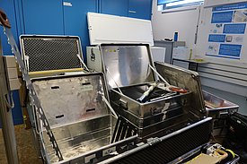 Am Ende sind es sechs Metallkisten, ein Koffer, zwei Fässer und drei Styroporbehälter, 2000 Liter Gesamtvolumen, 450 Kilogramm schwer. (Foto: Jochen Bettzieche / SLF)