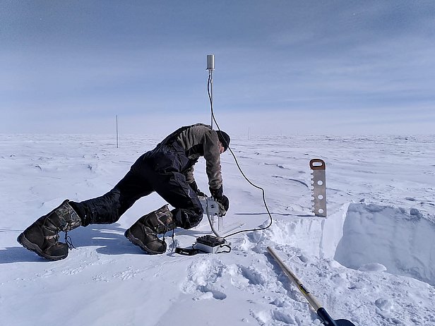 The SnowMicroPen is pressed with full force onto the snowpack surface. A geared rod with a force sensor at the tip penetrates into the snow profile and measures the physical properties of the individual snow layers. This is a supplementary measurement to the snow samples that we will analyse using a computed tomography (CT) scanner in Davos. (Photo: Matthias Jaggi / SLF)