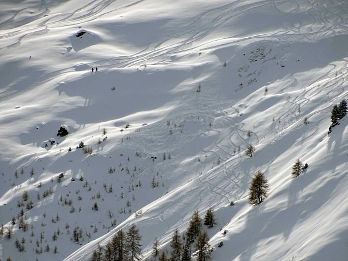 Diese Lawine an der Nordwestflanke des Brämabüels (Anriss auf ca. 2250 m, Davos, GR) wurde am Mittwoch, 01.03. von Schneesportlern in der Abfahrt ausgelöst. Es wurde niemand erfasst. Die Lawine riss in diesem Schattenhang bis in den Altschnee durch (Foto: SLF/A. Bodisch).