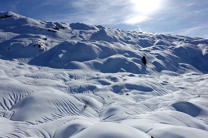 Der Regen am Donnerstag, 09.03. reichte bis ca. 2200 m hinauf. Der hohe Wassereintrag führte zur Bildung dieser Wasserrillen im Gebiet um den Silberen (2318 m, Muothatal, SZ; Foto: A.Kiser, 15.03.2017).