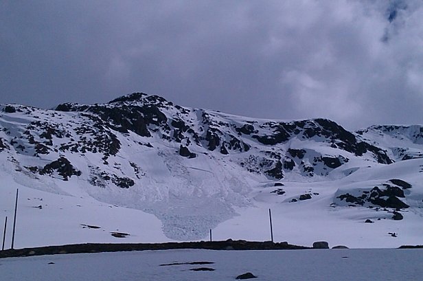 Photo 5: C’est vraisemblablement la même couche qui a donné lieu, plus bas et quelques jours plus tard, à des avalanches spontanées de neige mouillée. Ici, sur les pentes exposées au nord au col de la Flüela, GR (photo: R. Sterr, 15.05.2017).