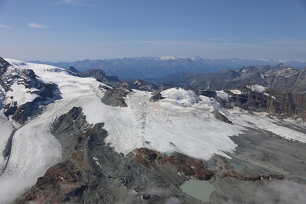 Abb. 6: Schon nach einer Woche war der Neuschnee in den Walliser Alpen bis weit ins Hochgebirge hinauf wieder abgeschmolzen. Blick auf die apere Gletscherzunge des Theodulgletschers, Zermatt, VS. Sommerski war dennoch möglich, aber erst vom Theodulpass (links im Bild) an aufwärts (Foto: L. Silvanti, 20.8.2017).