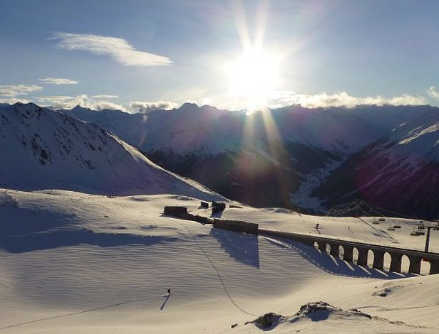 Abb. 4: Dünen hinter dem Skifahrer waren Zeugen des stärkeren Nordwestwindes während der Nacht. Der Wind wehte auf dem Bild vom Standort des Fotografen talwärts (Foto: SLF/G. Darms, 12.01.2017).