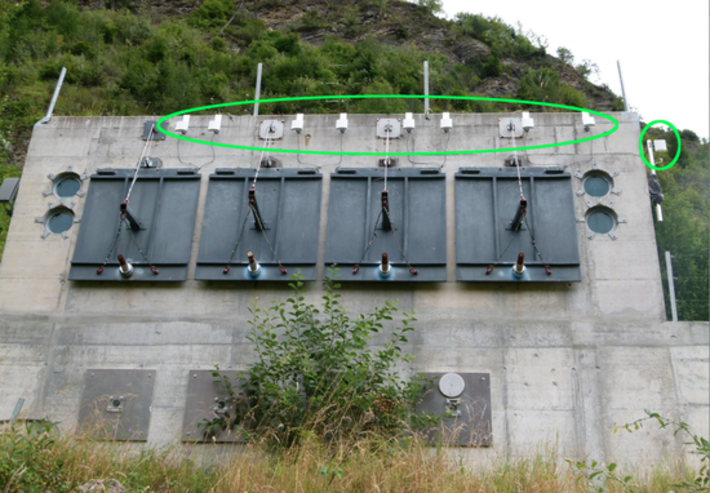 Figure 1: The bunker at Vallée de la Sionne showing the transmit antenna (on the right), as well as the externally (on the top) mounted phased array receive antennas.