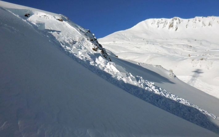 Die geringe Stabilität zeigte sich in zahlreichen Schneebrettlawinen die durch Schneesportler (fern-) ausgelöst wurden (Nordosthang, 2250 m, Parsennfurgga, Davos, GR; Foto: SLF/G. Darms, 06.01.2017).