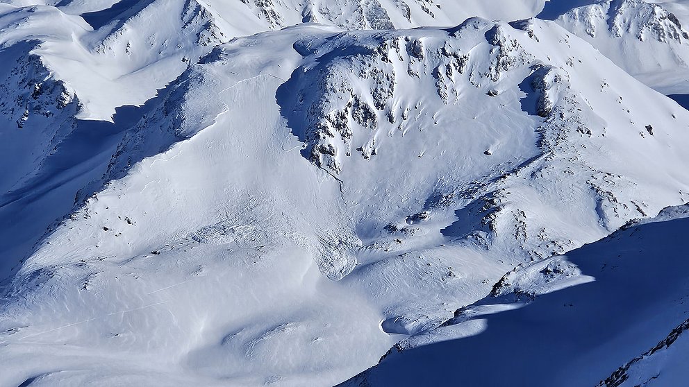 Nombreuses avalanches de glissement, danger d'avalanche de neige sèche sous-estimé dans certaines régions de l'est le samedi 27 janvier