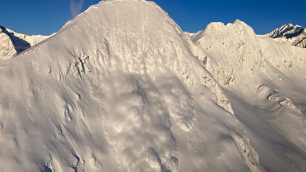 De nouvelles chutes de neige et seulement une diminution hésitante du danger d’avalanche