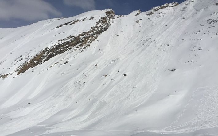 Nach den Neuschneefällen konnten in Zermatt (VS) mit den Lawinensprengungen sehr gute Erfolge erzielt werden (Foto: V. Perren, 08.02.2017).