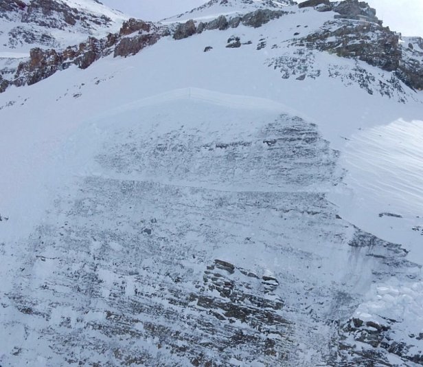 Abb. 12: Diese Lawine am Alpennordhang (Limmerental, GL) brach in der bodennahen Schwachschicht. Sie wurde anlässlich einer Sprengaktion zur Sicherung der Baustelle Linth-Limmern am Mittwoch, 08.03. sekundär ausgelöst. Brüche in tiefen Schneeschichten wurden nördlich einer Linie Rhône-Rhein während der letzten Wochen selten beobachtet. Jetzt gingen mehrere Lawinen bis zum Boden ab (Foto: A. Gubler).