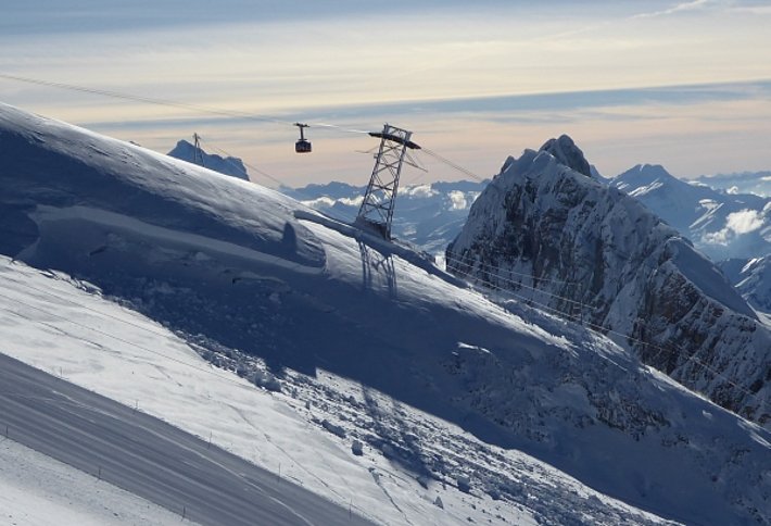 Abb. 1: Spontane grosse Lawine an der Nordflanke des Titlis (Engelberg, OW), abgegangen in der Nacht auf Freitag, 10.03. Die Lawine hat sich auf rund 2900 m auf dem Titlisgletscher gelöst. Sie war rund 250 m breit, 2 km lang und hatte eine maximale Anrisshöhe von knapp 6 m (Foto: M. Hepting, 11.03.2017).