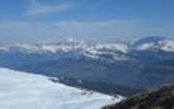 Winter und Frühling in einem Bild, Blick vom Gaudergrat (2305 m, Klosters-Serneus, GR) ins Prättigau mit der Drusenfluh (rechts) und die Schesaplana (links) im Hintergrund (Foto: SLF/E. Hafner, 02.04.2017).