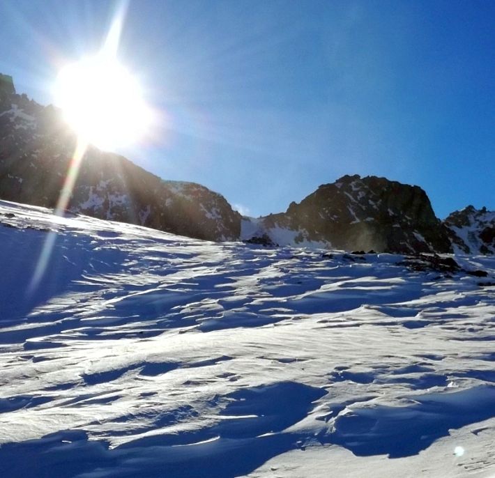 Auch das Gebiet um den Julierpass wurde stark von Wind beeinflusst und wies eine sehr unregelmässige Schneeoberfläche auf. Hier Zastrugi auf der Nord-Westseite der Crasta Tscheppa (auf 2750 m, Silvaplana, GR ; Foto: SLF/A. Bodisch, 27.12.2016).