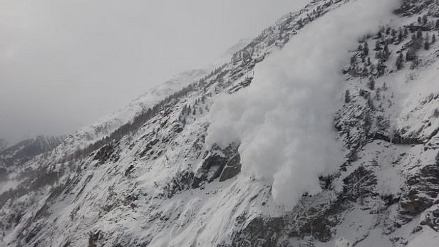 Photo 27: Avalanche de poudreuse entre Täsch et Zermatt, VS. Elle a été déclenchée artificiellement dans la région "Zum Biel" lors d’opérations de sécurisation au moyen d’explosifs. La grande avalanche est descendue jusque dans la vallée et a enseveli la route préalablement fermée (photo: B. Jelk 06.02.2015).