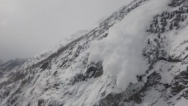 Abb. 27: Staublawine zwischen Täsch und Zermatt, VS. Die Lawine wurde im Gebiet "Zum Biel" bei Sicherungssprengungen künstlich ausgelöst. Die grosse Lawinen stiess bis ins Tal vor und verschüttete die gesperrte Strasse (Foto: B. Jelk, 06.02.2015).
