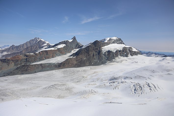 Täschhorn, Dom (4545 m, Randa, VS), Rimpfischhorn und Strahlhorn: in den südseitigen Flanken blieben vom Wintereinbruch von vor einer Woche auch an diesen Viertausendern nur noch ein paar Schneeresten zurück (Foto: L. Silvanti, 20.08.2017).