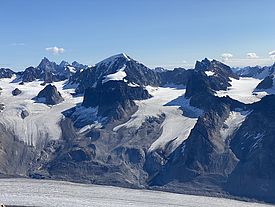 2: Grossartige Gletscherlandschaften in Ostgrönland mit steil abfallenden Gletschern und hohen Berggipfeln (Photokredit Christiane Leister)