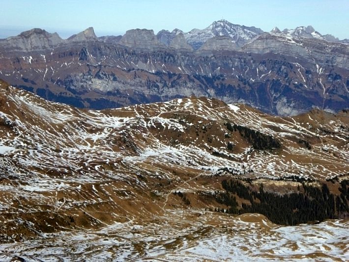 Der Blick vom Wissmeilen (2483 m) in die Flumser-Berge und die Churfirstenkette im Hintergrund verdeutlichte die geringen Niederschläge in der Nord-Ost Schweiz (Foto: T. Wälti, 16.12.2016).