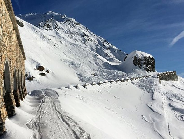 Mit dem Nordwind bildeten sich kleine, leicht auslösbare Triebschneeansammlungen, wie hier auf der italienischen Seite des Grand St. Bernard (Foto: Y. Décaillet, 01.12.2016)
