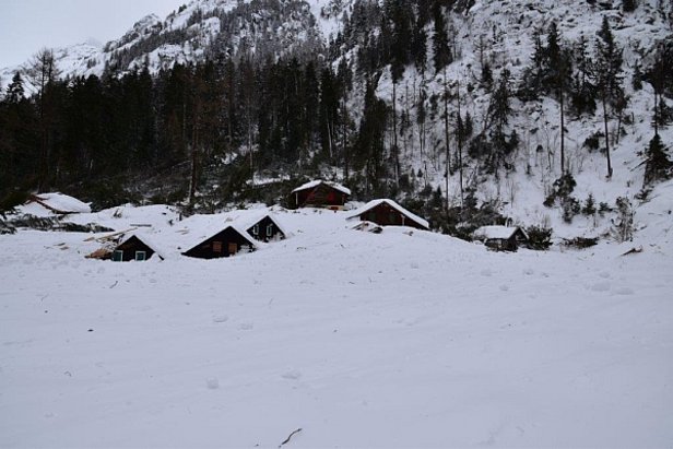 Abb. 14: Die am Mittwoch, 08.03. von einer grossen Lawine überführten Gebäude in Van d’en Haut (ca. 1390 m, VS) (Foto: J.L. Lugon, 08.03.2017).