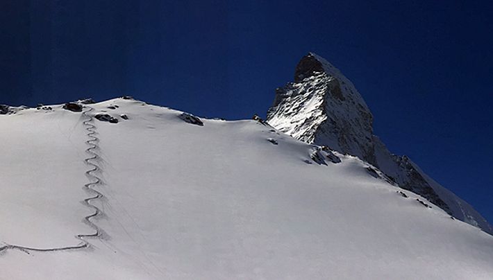 Abb. 1: Rückkehr des Winters am Walliser Alpenhauptkamm. "Pulver gut" hiess es am Montag, 03.04. in Zermatt dank rund 40 cm Neuschnee und strahlendem Winterwetter (Foto: H. Lauber, 03.04.2017).