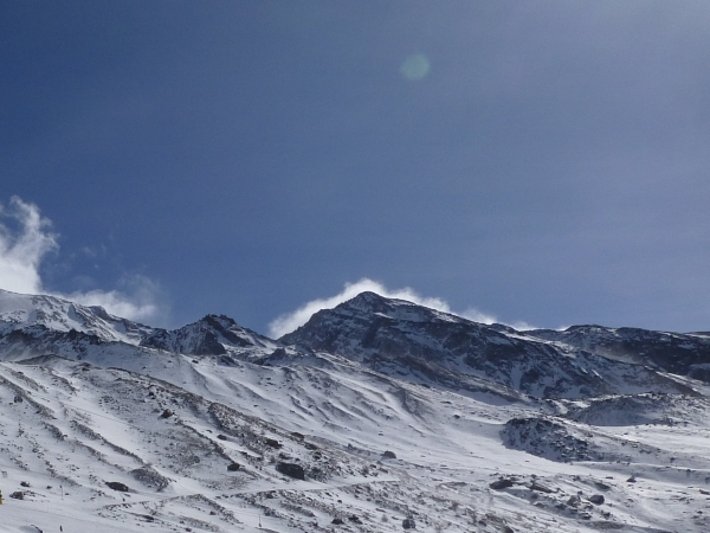 Magere Schneelage in Hohsaas (Saas-Grund, VS), Geröll und Steinblöcke sind grossteils nicht eingeschneit (Foto: SLF/G. Darms, 02.03.2017).