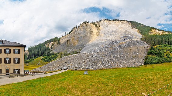 During the landslide in Brienz on 16 June 2023, 1.2 million tons of rock rolled down into the valley. (Photo: Geoprevent) 