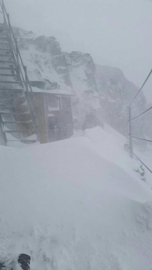 Abb. 10: Winterlich garstig war es am Montag, 24.07. und Dienstag, 25.07. bei der Kistenpasshütte (ca. 2700 m, GL). Dort schneite es rund 40 cm und Triebschneeansammlungen waren verbreitet und bis zu 60 cm mächtig (Foto: M. Caviezel).