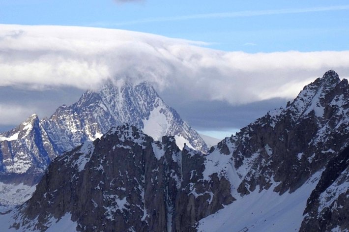 Ein imposantes Wolkenband über dem Schreckhorn (4078 m, BE) kündigte die beginnende Föhnphase an (Foto: T. Schneidt, 24.12.2016).