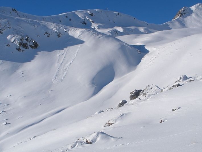 Die zur Zeit typische Lawinengrösse: Ein Schneerutsch in der Nähe des Strelasees (2404 m, Davos, GR). Spontan abgegangen ist der Neuschnee vom 03.01.2017 (Foto: SLF/K. Nebel, 03.01.2017).