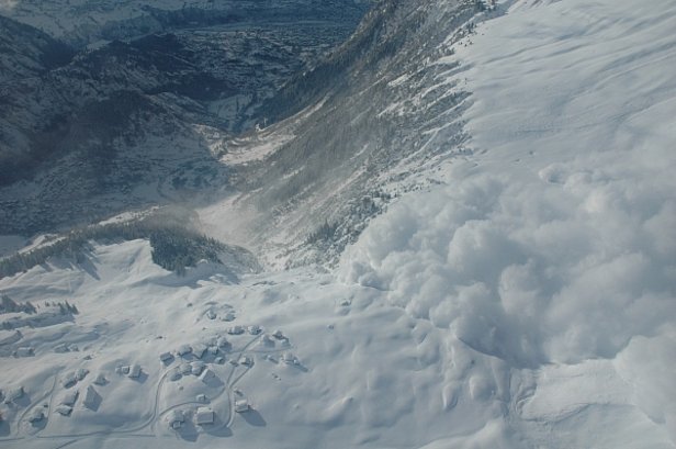 Abb. 12: Die Gratlawine oberhalb von Blatten bei Naters, VS donnert zu Tal. Nach den intensiven Schneefällen vom Karfreitag, 21.03.2008 wurde die Lawine am Folgetag am Bälgrat auf einer Höhe von rund 2880 m durch Sprengung künstlich ausgelöst (Foto: P. Schwitter, 22.03.2008).