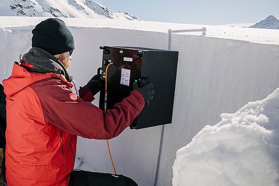 SLF physicist Lars Mewes uses the SnowImager prototype to measure the structure of the snowpack at the Pischa resort. (Photo: Bruno Augsburger / SLF)