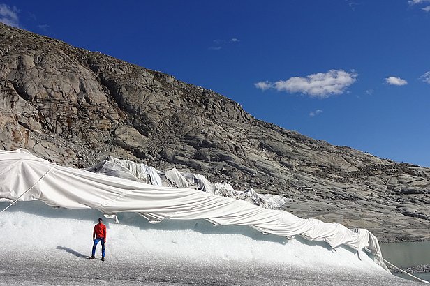 Under the Rhone Glacier cover, around four metres' less ice melted in one year than in the uncovered area in the foreground. (photo: Matthias Huss)