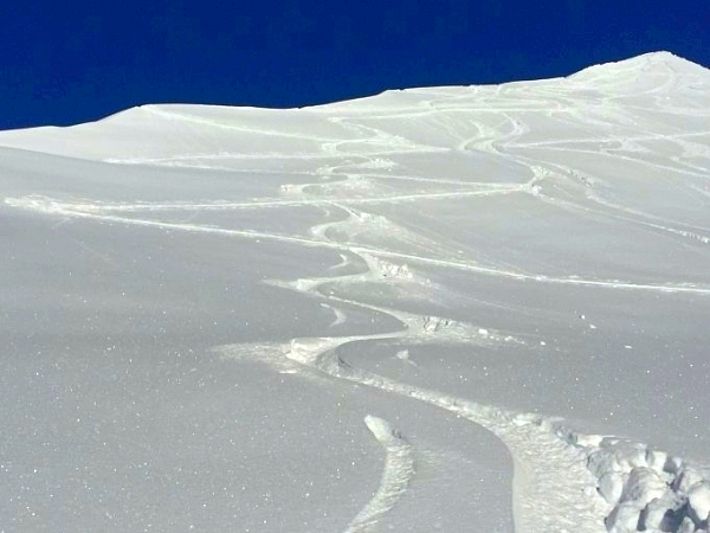 Hier fanden sich auch gute Skitourenbedingungen! Abfahrtsspuren vom Poncione Val Piana (2660 m, Bedretto, TI ; Foto: M. Wooldoor, 16.12.2016).