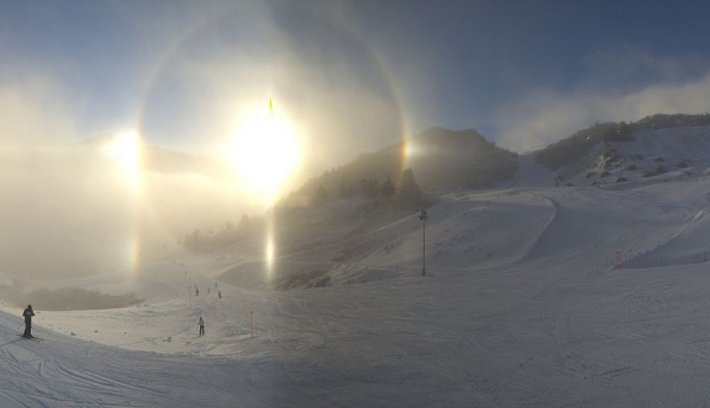 Abb. 1: Sonne und Neuschnee prägten diese Wochenberichtsperiode. Bei Wolkenauflösung hat die Webcam auf der Alp Stätz (Churwalden, GR) am Dienstag, 03.01. einen Halo festgehalten (Foto: Webcam Alp Stätz).