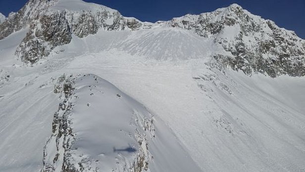 Photo 26: Grande avalanche spontanée qui s’est décrochée sur le flanc sud du Hohstock (Naters, VS) à environ 3300 m. L’avalanche n’a heureusement pas provoqué de dégâts (photo: M. Nellen 03.02.2014).