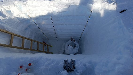 Paula prend des échantillons de neige. (Photo : Sergi Gonzàlez-Herrero/SLF)