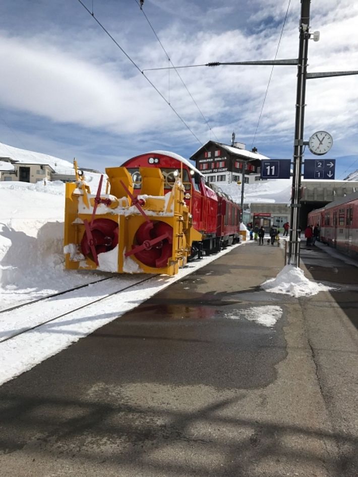 Diese Lokomotive, bestückt mit zwei Schneefräsen, kam zum Einsatz um die Schienen wieder von den Schneemassen der Lawine am Oberalppass (Andermatt, UR) zu befreien (Foto: N. Levy-Schmid, 08.03.2017).