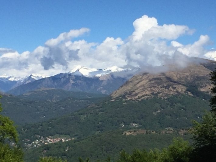 Zur gleichen Zeit war es weiter unten sommerlich. Blick vom Sotto Ceneri zum Pizzo Vogorno im Mittleren Tessin. Die Schneefallgrenze lag auf etwa 2200 bis 2400 m (Foto: T. Schneidt, 13.05.2017).