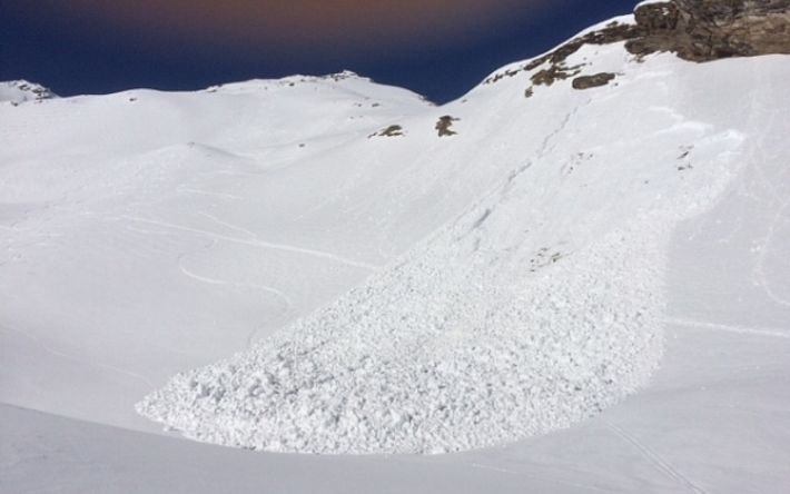 Diese Schneebrettlawine unter dem Piz de Mucia (2967 m, Mesocco, GR) auf ca. 2550 m ging am Montag, 27.03 infolge der Sonneneinstrahlung und Erwärmung spontan ab (Exposition Ost; Foto: G. Kappenberger, 28.03.2017).