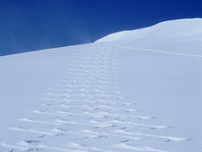 Pulverabfahrten wie im Hochwinter wurden hier am Sommet des Diablerets gefunden (3210 m, Conthey, VS; Foto: U. Grundisch, 17.04.2017).