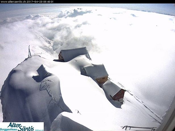Abbildung 9: Tiefwinterlich verschneit ist der Säntis (2502 m) bei diesem von der Webcam am Gipfel eingefangenen Bild Richtung Osten. Der Wind hat die Schneeverteilung stark beeinflusst (Schwende, AI; Foto: Webcam Altersäntis, 20.04.2017).