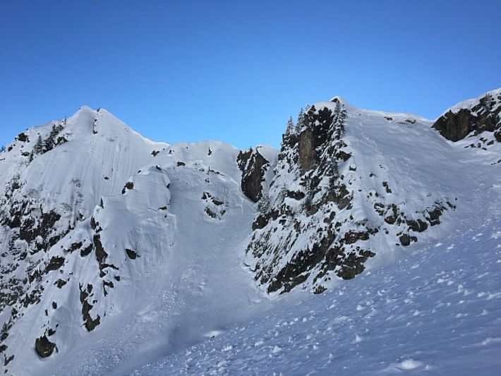 Cette avalanche de plaque en neige sur une pente exposée à nord à 2200 m a été déclenchée naturellement le samedi 14 Janvier (Photo: J.-L. Lugon, 17.01.2017).